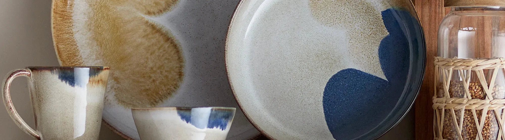 Entdecke das elegante Geschirrset Jules von Bloomingville: handgefertigt, skandinavisches Design, erdige Farbtöne, rustikaler Charme.