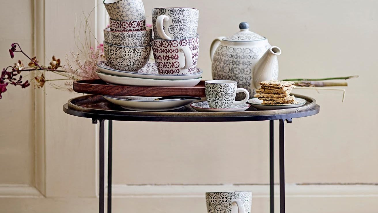 Entdecke das elegante Geschirrset Karine von Bloomingville: skandinavisches Design, sanfte Farben, hochwertige Steingut-Qualität für jeden Anlass.