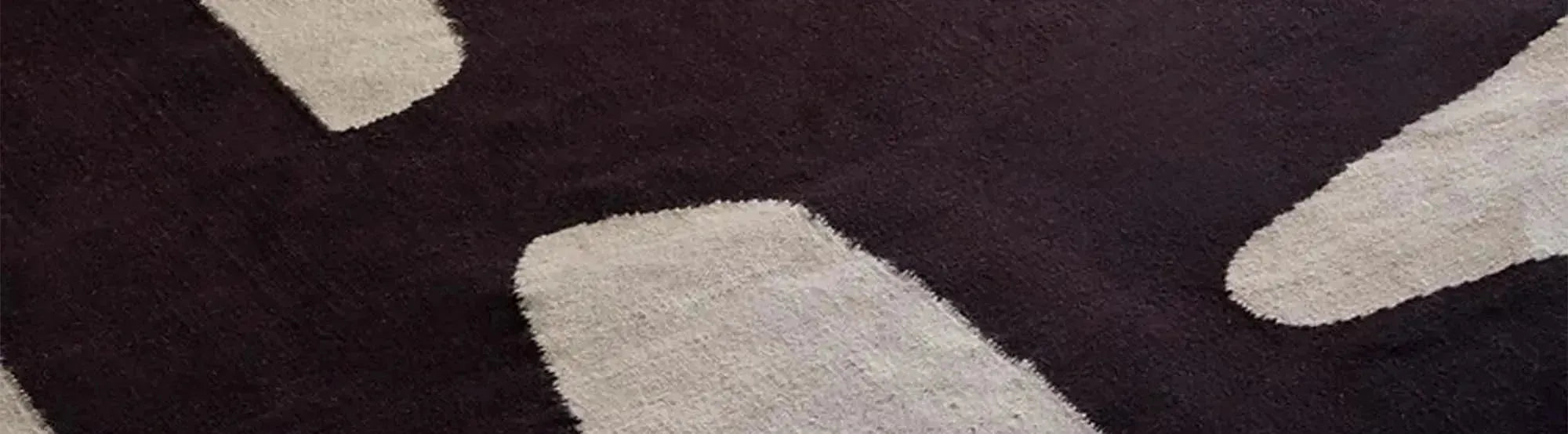 Entdecke die Kelim-Kollektion von Ferm Living: stilvolle Teppiche und Kissen, inspiriert von traditioneller Handwerkskunst, für ein elegantes Zuhause.