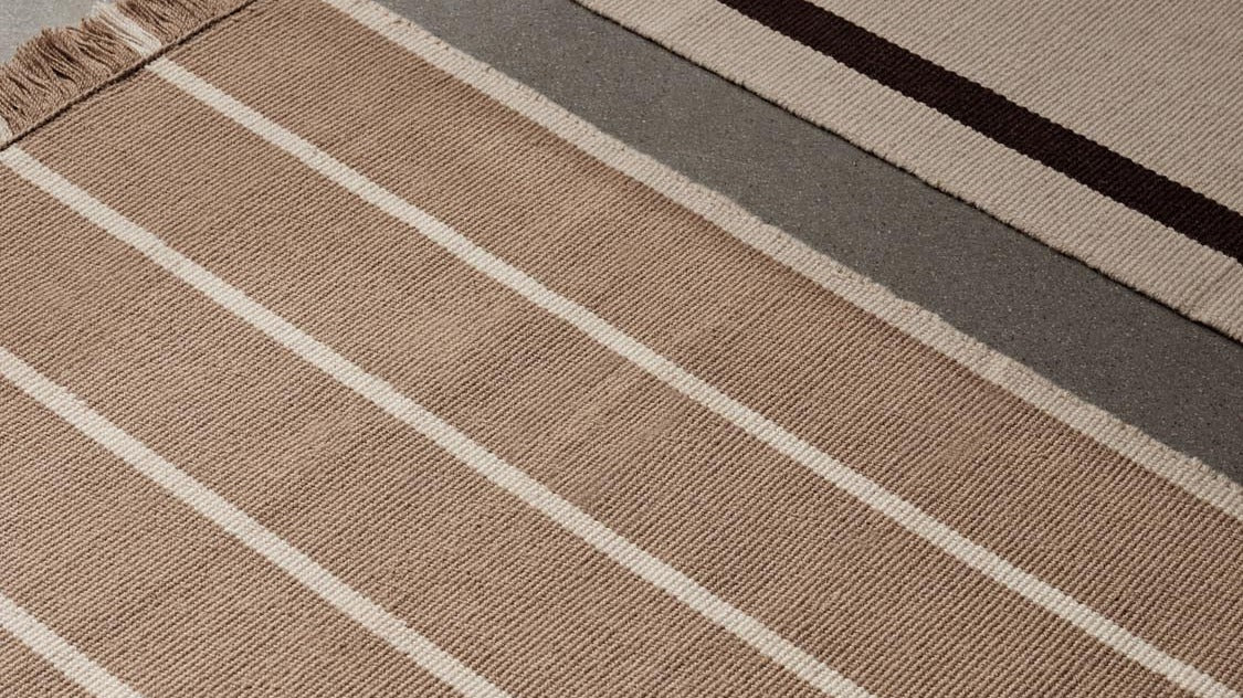 Entdecke die Kelim-Kollektion von Ferm Living: stilvolle Teppiche und Kissen, inspiriert von traditioneller Handwerkskunst, für ein elegantes Zuhause.