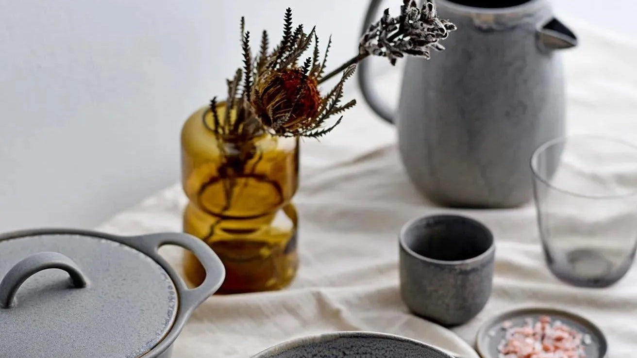 Entdecke das rustikale Geschirrset Kendra von Bloomingville. Handgefertigt, skandinavisches Design, vielseitig und praktisch für jeden Anlass.