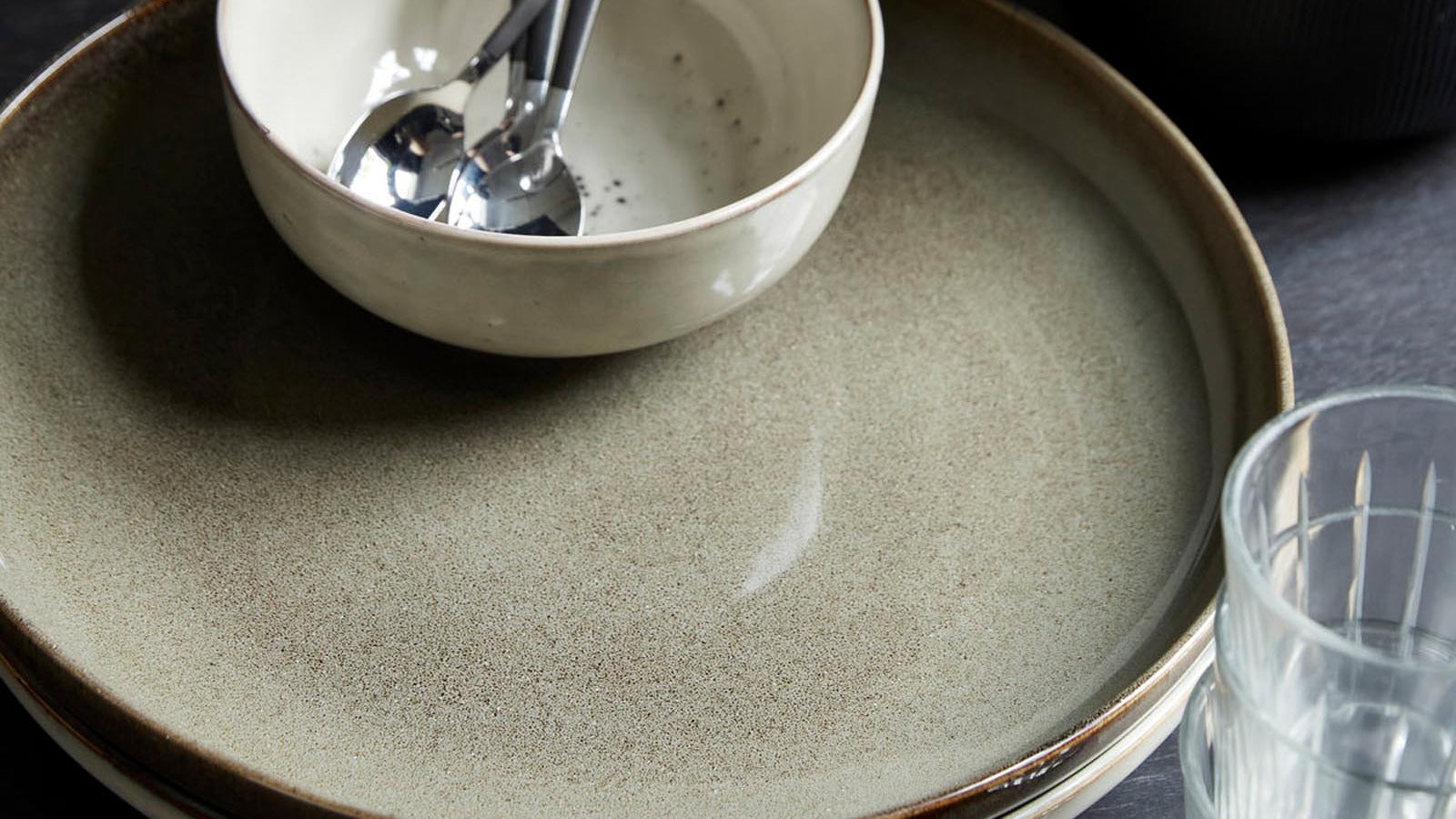 Entdecke das elegante Geschirrset Lake von House Doctor. Skandinavisches Design, hochwertige Materialien und zeitlose Ästhetik für jeden Anlass.