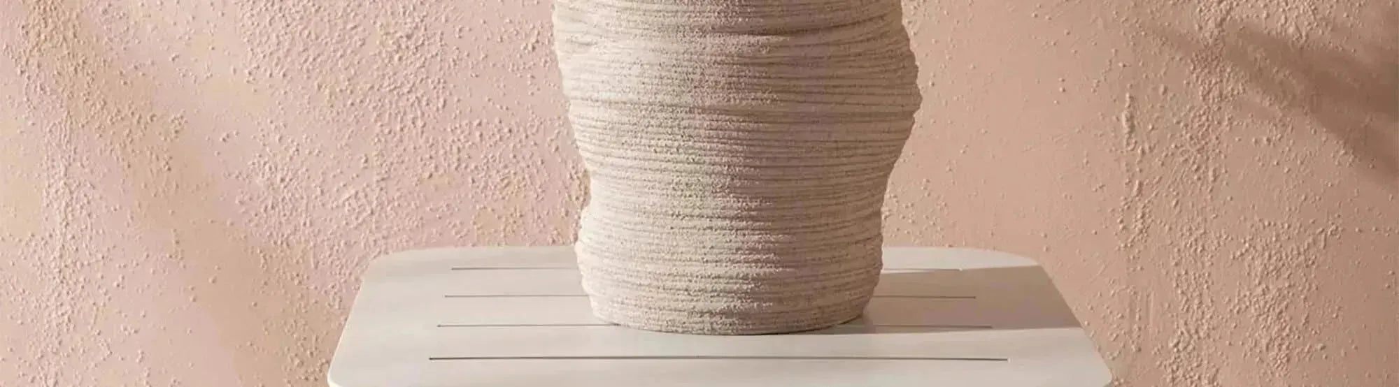 Entdecke die stilvolle Lina Kollektion von Venture Home: wetterfeste Outdoor-Möbel, elegante Loungesofas, bequeme Sessel und praktische Esstische für deinen perfekten Außenbereich.