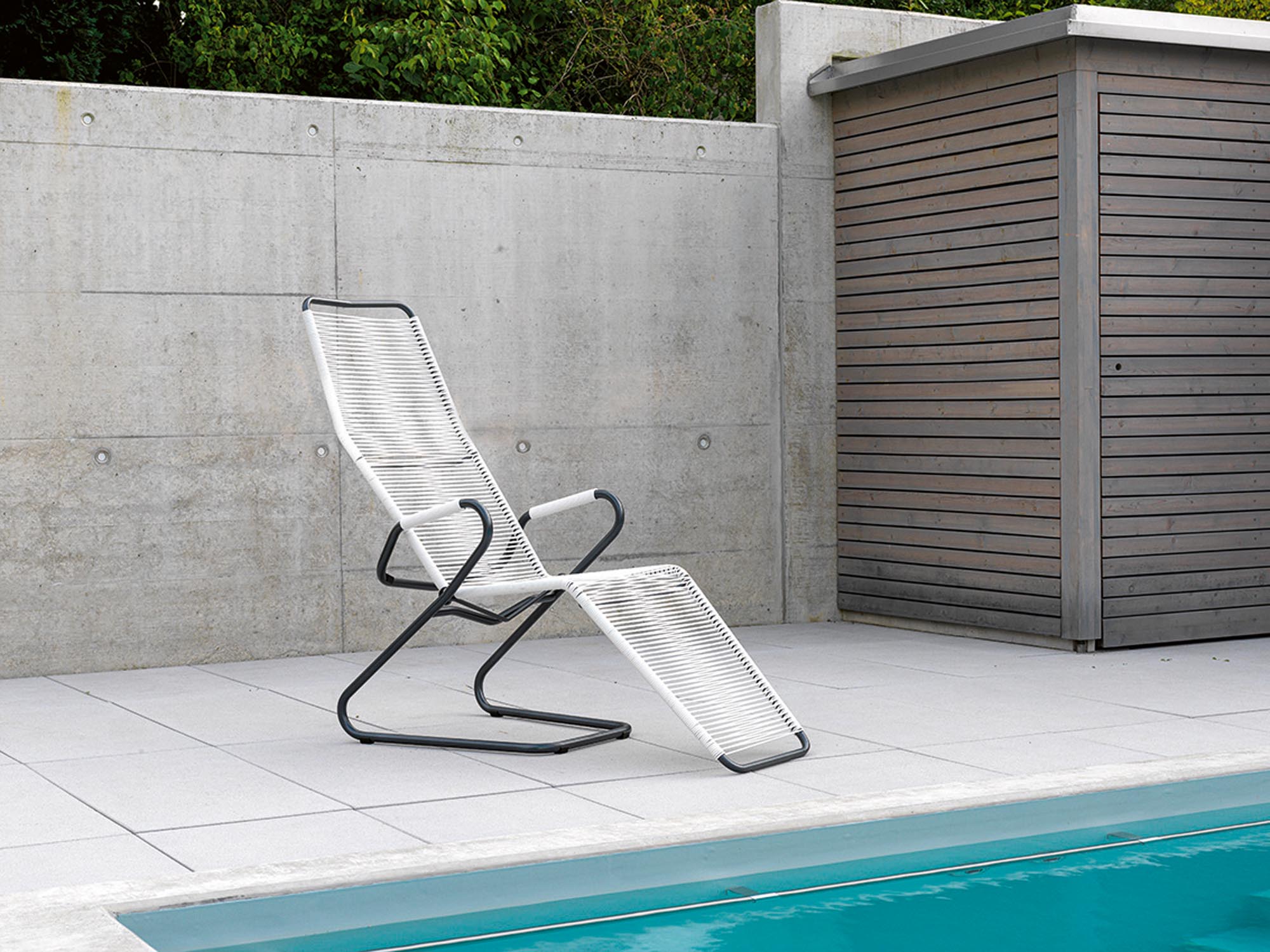 Entdecken Sie die wetterfesten Fiberglastische und Batyline-Gartenstühle der Locarno-Kollektion von Schaffner – Swiss Made für stilvolle Terrassen.