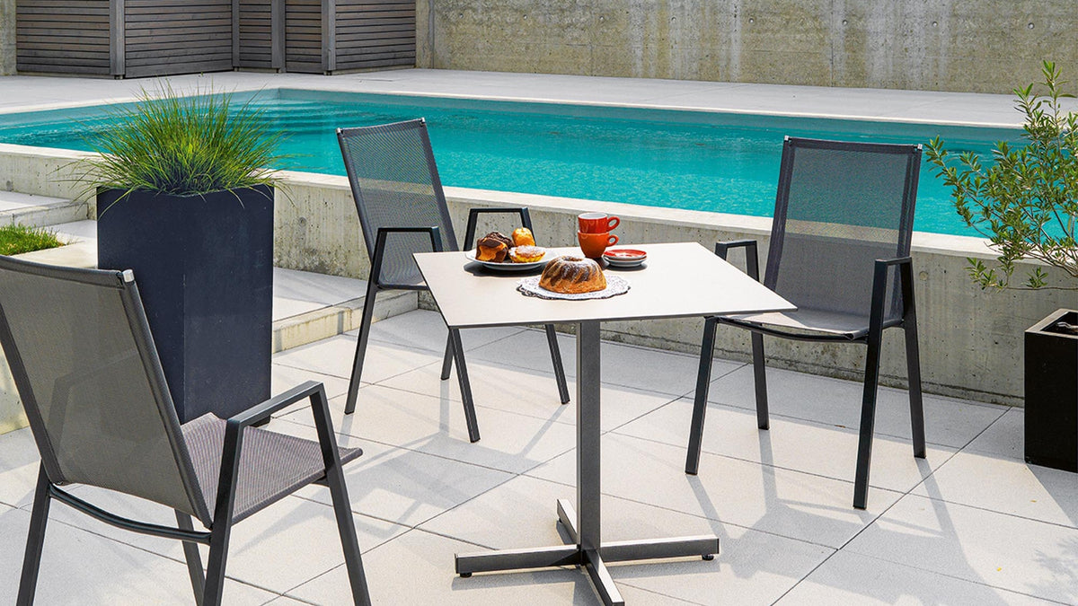 Entdecke die Luzern-Kollektion von Schaffner: vielseitige Fiberglastische und bequeme Gartenstühle, ideal für jeden Outdoor-Bereich. 100% Swiss Made!