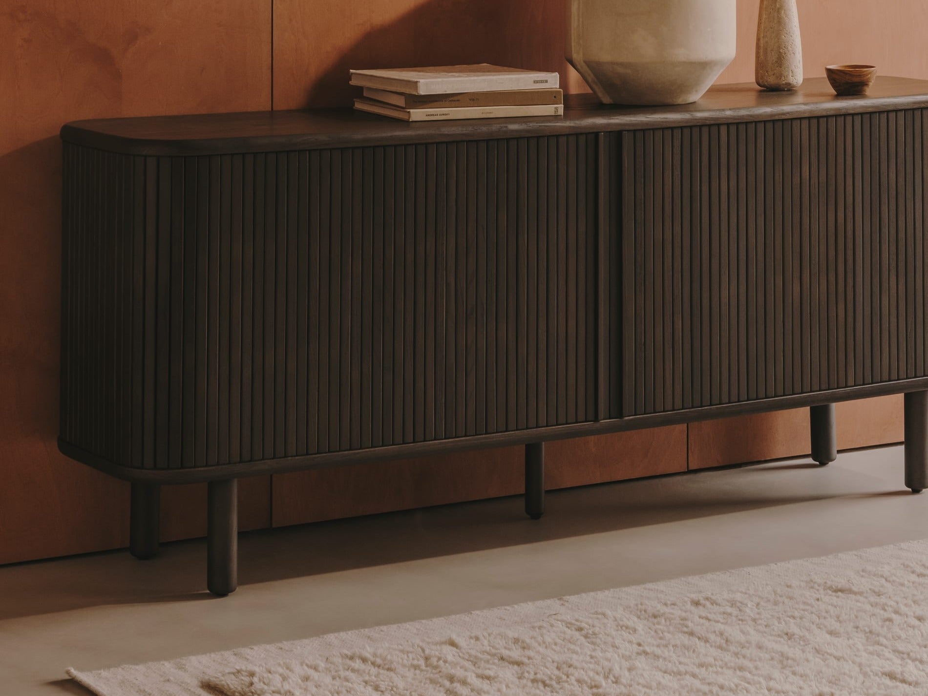 Elegante Marely Kollektion von Kave Home: stilvolle Möbel mit modernem Design und warmen Holztönen.