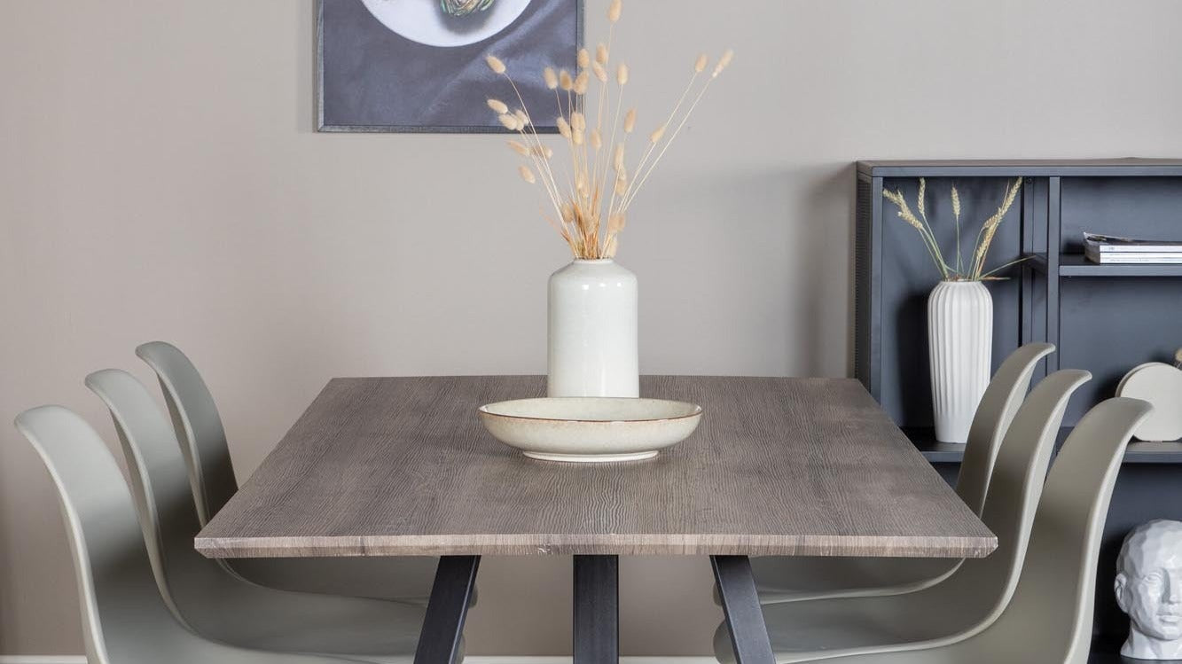 Entdecke die elegante Tischserie Marina von Venture Home. Maritime Designs, hochwertige Materialien und einladende Treffpunkte für unvergessliche Momente.