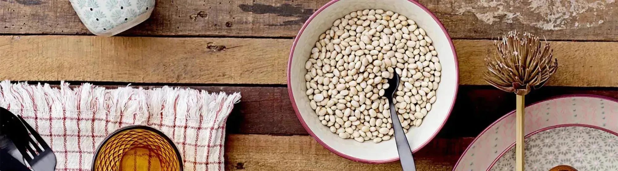 Entdecke die Maya Geschirrserie von Bloomingville: Handgefertigte Kunstwerke in sanften Erdtönen, perfekt für stilvolle Tischdekorationen.