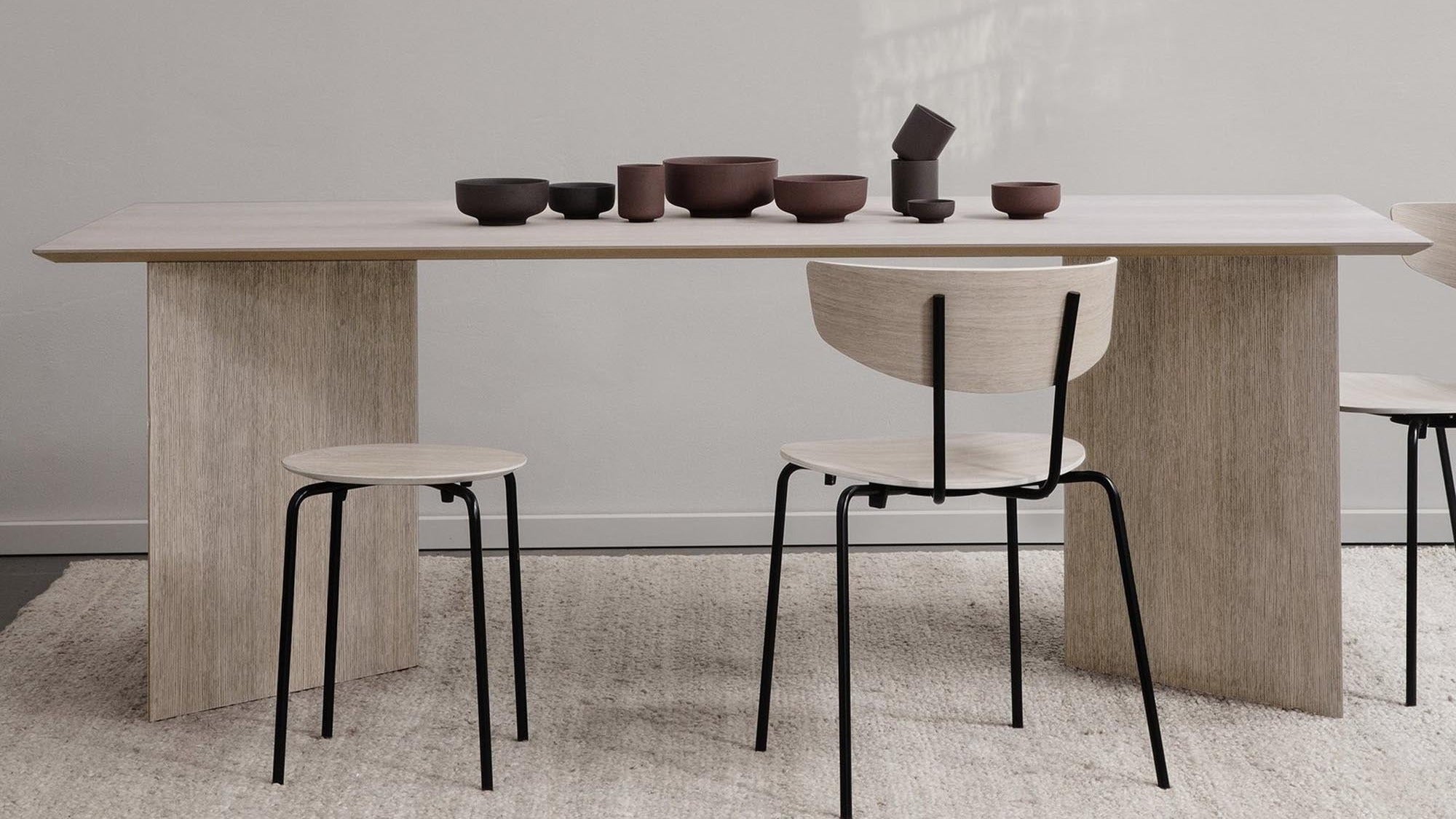 Entdecke die Mingle Kollektion von Ferm Living: modulare Tische, kreative Kombinationen, nachhaltige Materialien und individuelle Designs für dein Home-Office oder Esszimmer.