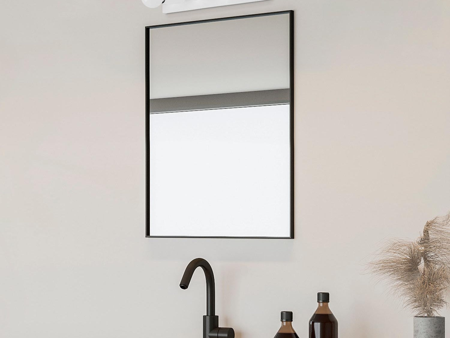 Elegante Spiegel der Mirro Kollektion von Opviq, modernes Design, stilvolle Reflexionen, perfekte Raumakzente.