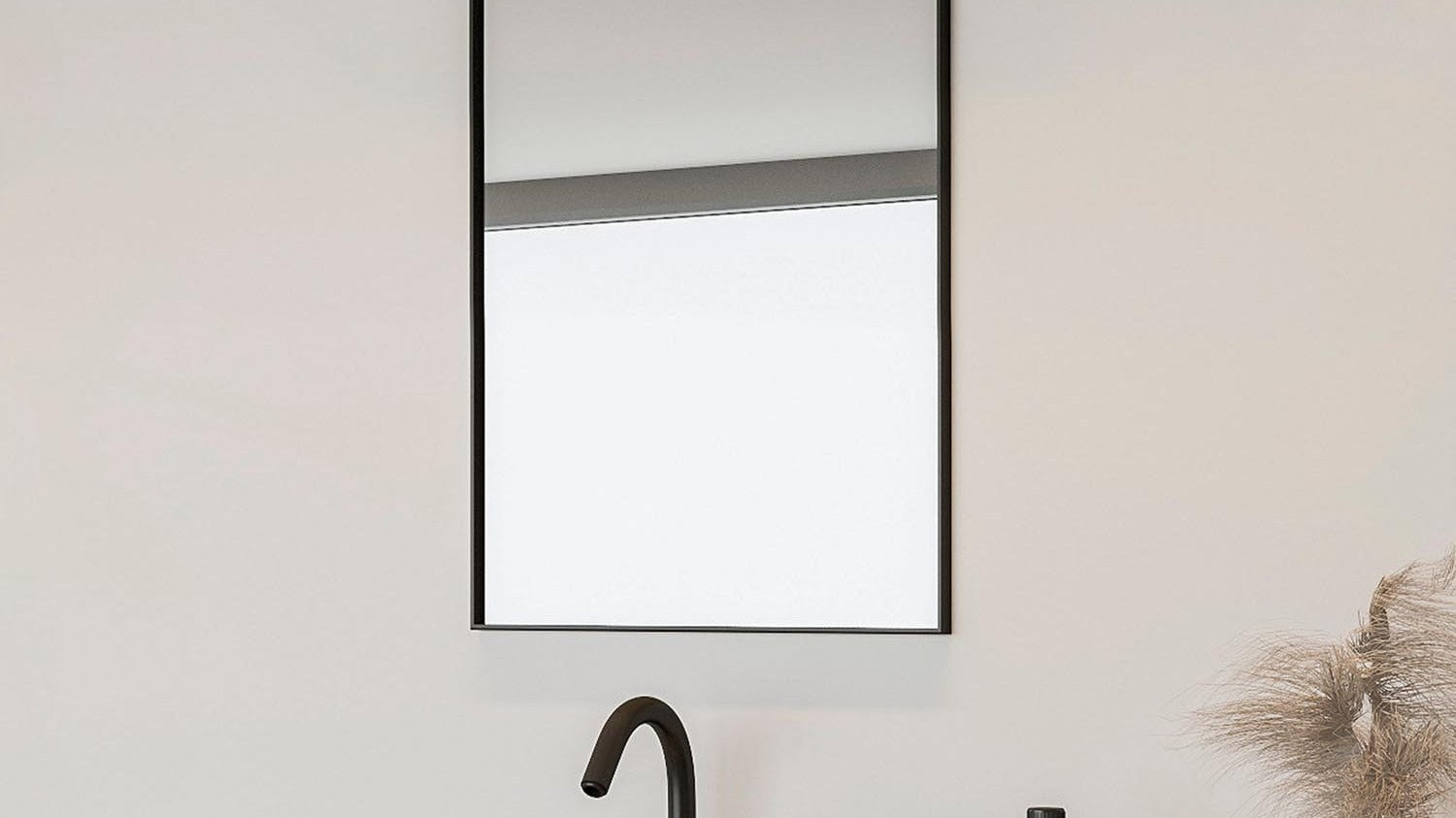 Elegante Spiegel der Mirro Kollektion von Opviq, modernes Design, stilvolle Reflexionen, perfekte Raumakzente.