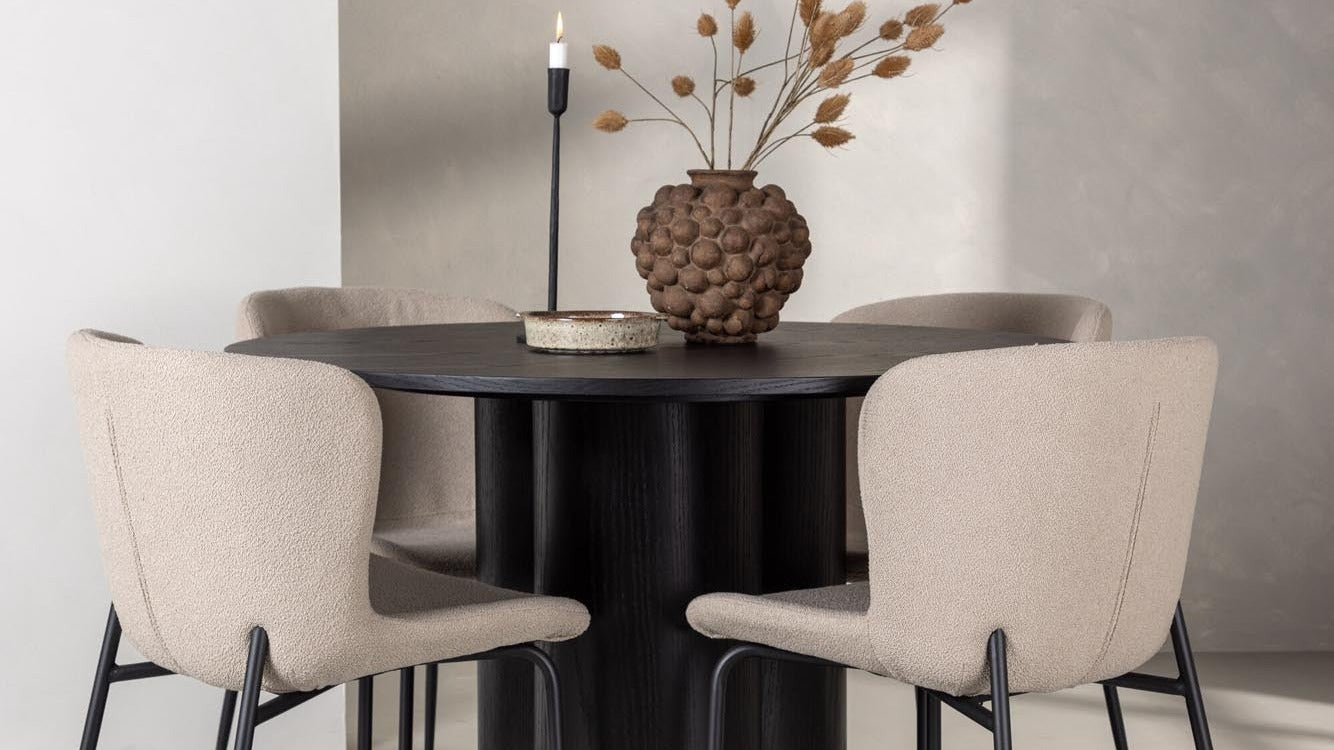 Entdecke die Modesto Stühle von Venture Home: stilvolles Design, hoher Komfort und vielfältige Farben für dein Esszimmer, Home Office oder Wohnzimmer.