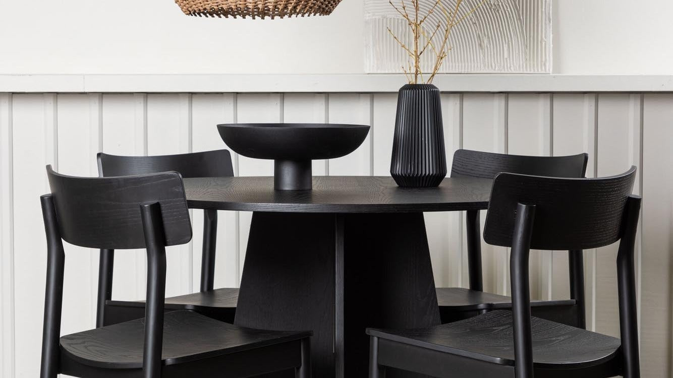 Entdecke die Montros Stühle von Venture Home: Eleganz, Komfort und vielseitiges Design für Esszimmer, Wohnzimmer und Flur.