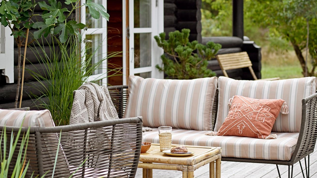 Entdecke die Mundo-Kollektion von Bloomingville: stilvolle, wetterfeste Gartenmöbel im skandinavischen Design für deine Outdoor-Oase.