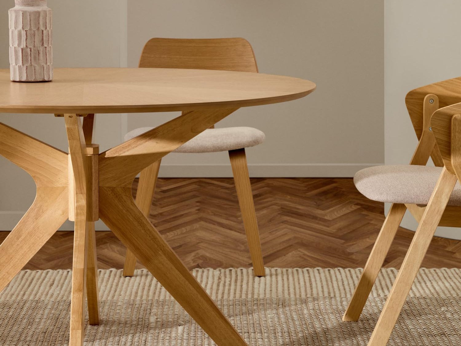 Elegante Naanim Kollektion von Kave Home: stilvolle Möbel und Accessoires in warmen Erdtönen für modernes Wohnen.