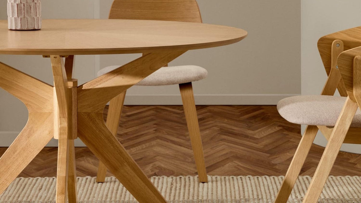 Elegante Naanim Kollektion von Kave Home: stilvolle Möbel und Accessoires in warmen Erdtönen für modernes Wohnen.