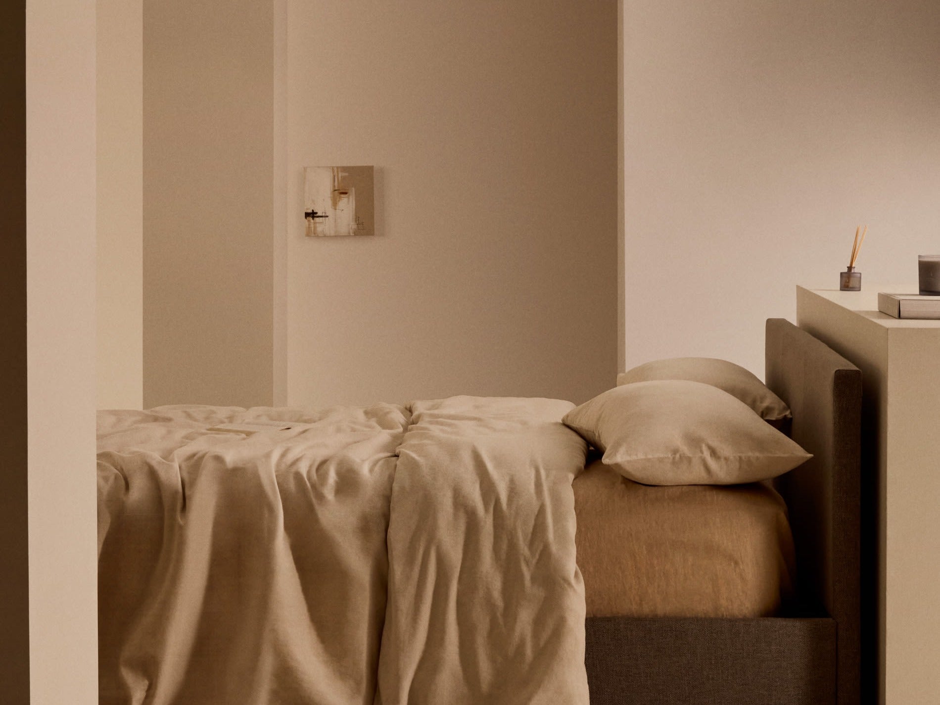 Elegante Nahiri Kollektion von Kave Home: stilvolle Möbel mit modernem Design und warmen Holztönen.