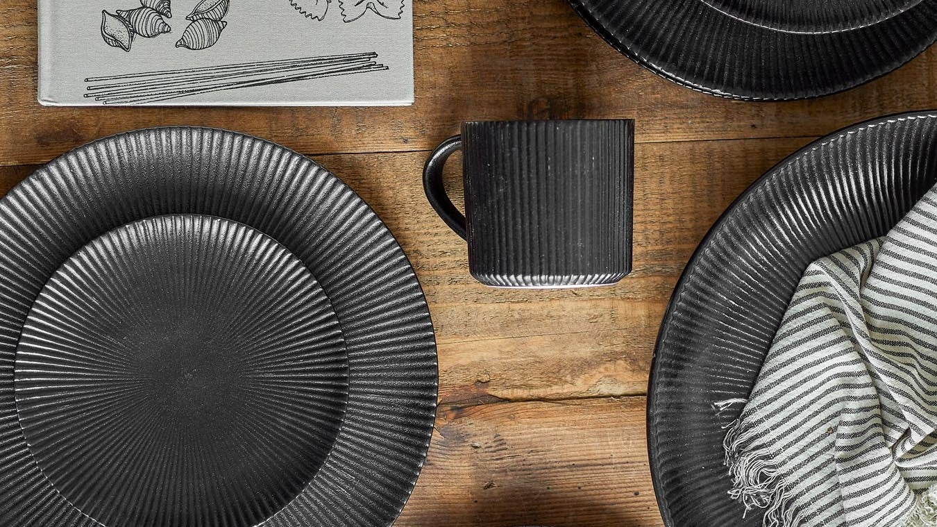 Entdecke die elegante Neri-Kollektion von Bloomingville: sanfte Erdtöne, harmonische Formen und vielseitige Einsatzmöglichkeiten für stilvolle Tischdekoration.