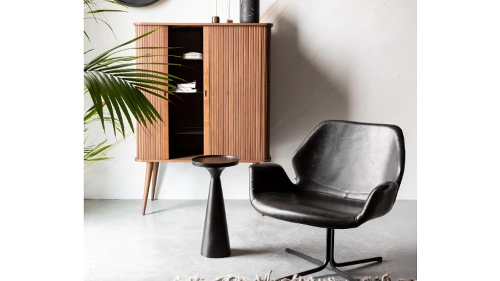 Entdecke die Nikki-Kollektion von Zuiver: stilvolle Stühle und Sessel, die Eleganz und Komfort in dein Esszimmer und Wohnzimmer bringen.