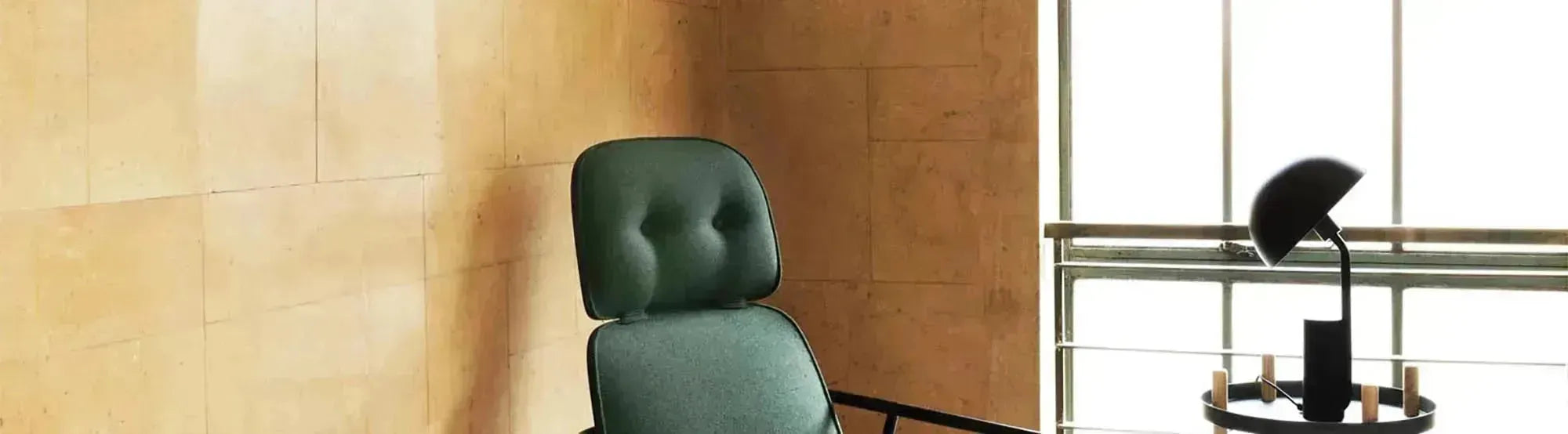 Pad Stuhl von Normann Copenhagen – skandinavische Form trifft Funktion, komfortable Sitzschale aus Holzfurnier und PU-Schaum mit Metallrahmen.