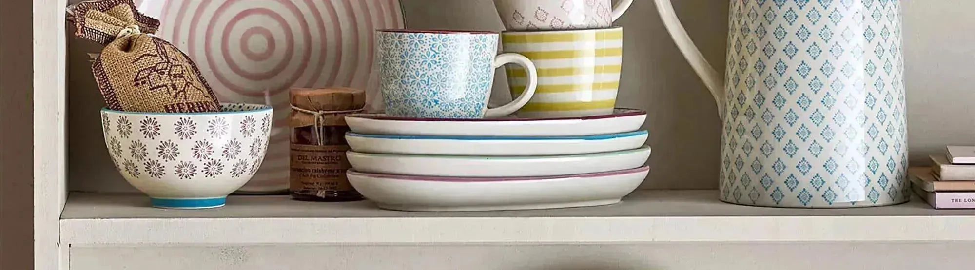 Elegantes Patrizia Geschirrset von Bloomingville in erdigen Tönen, mit matten und glasierten Oberflächen – ideal für Alltag und festliche Anlässe.