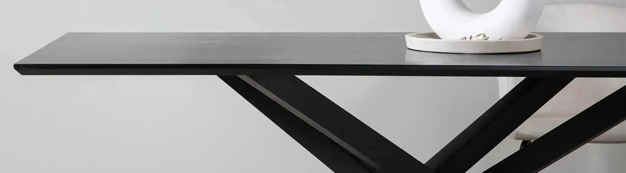 Entdecke die elegante Piazza-Serie von Venture Home: stilvolle Tische aus hochwertigem Holz, perfekt für gesellige Abende und modernes Wohndesign.