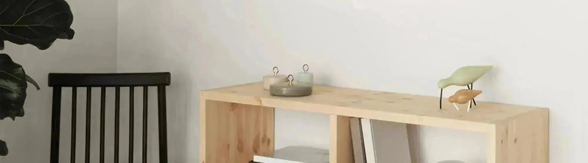 Entdecke die Pind-Serie von Normann Copenhagen: stilvolle Stühle und Barstühle mit minimalistischem Design, hochwertigem Komfort und skandinavischer Eleganz.