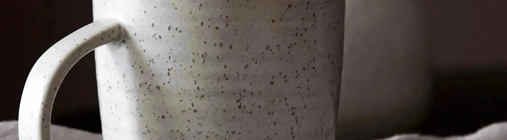 Entdecke die elegante Pion-Kollektion von House Doctor: skandinavisches Design, erdige Farbtöne, hochwertige Steingut-Qualität für stilvolle Tischkultur.