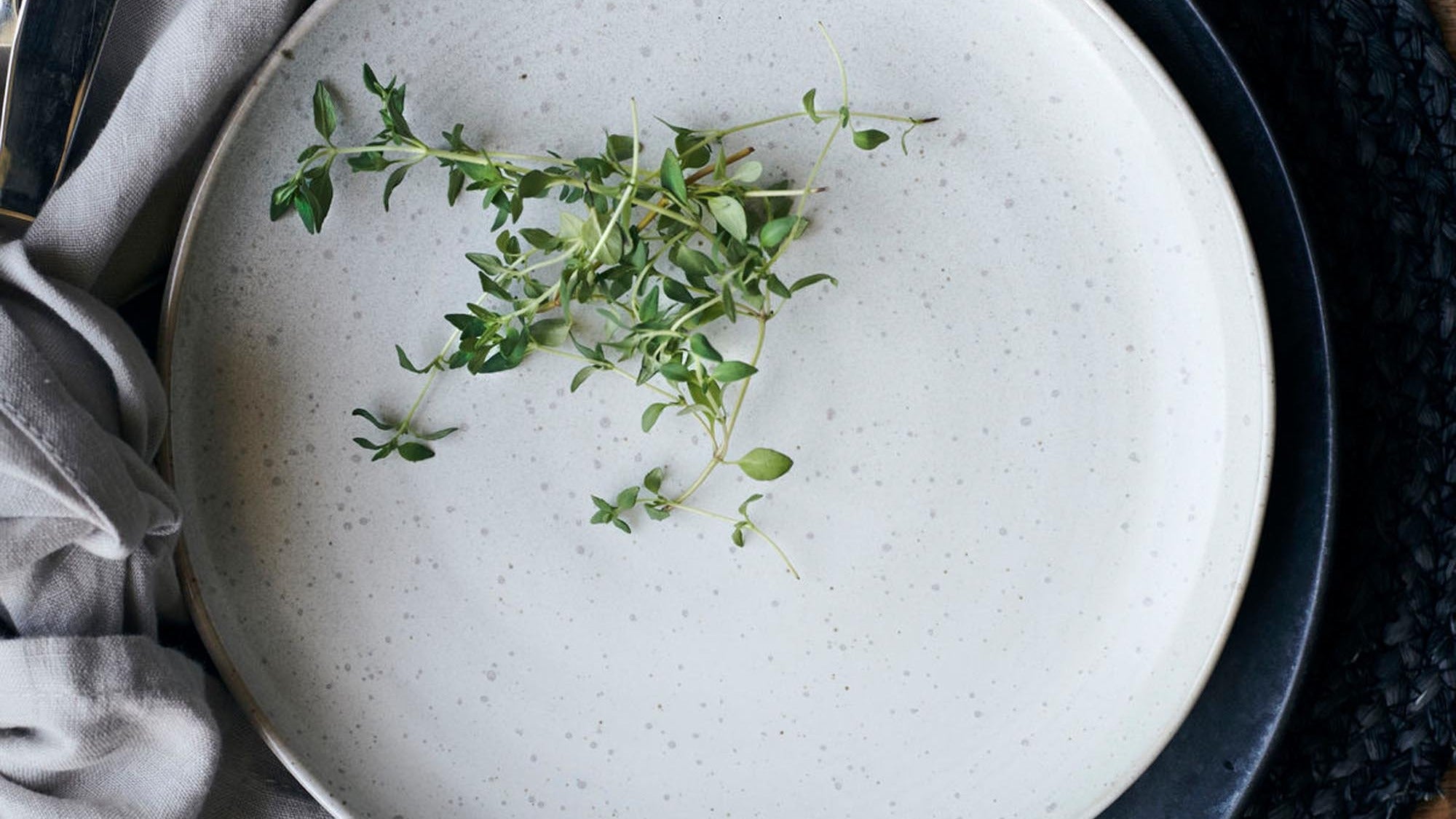 Entdecke die elegante Pion-Kollektion von House Doctor: skandinavisches Design, erdige Farbtöne, hochwertige Steingut-Qualität für stilvolle Tischkultur.