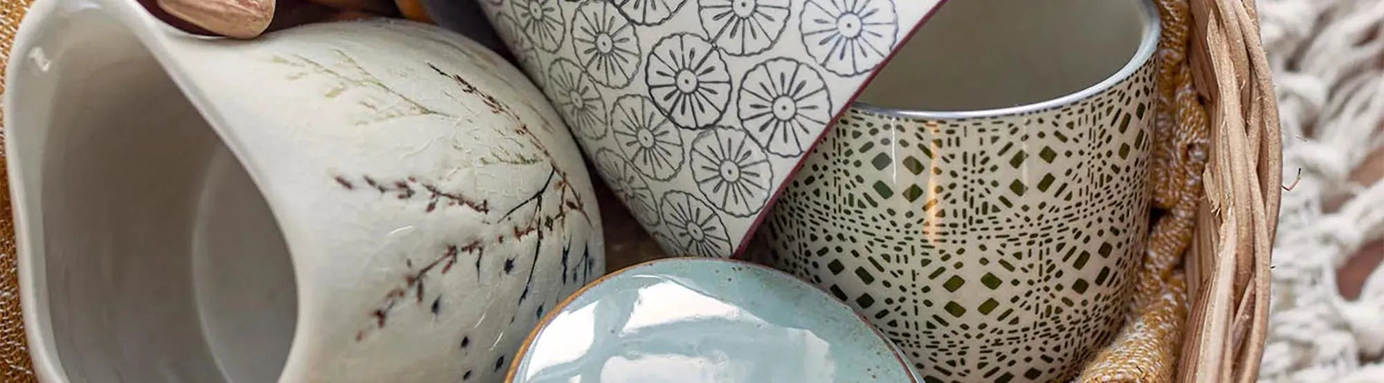 Pixie Geschirrserie von Bloomingville: sanfte Pastellfarben, organische Formen; Teller, Schalen, Tassen – skandinavisch stilvoll charmant jeden Tisch.