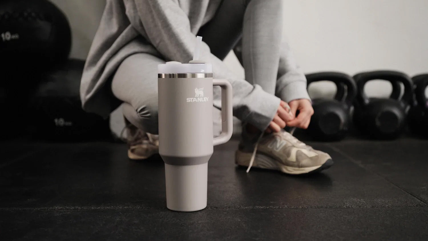 Die Quencher-Kollektion vereint minimalistisches Design, langlebige Materialien und praktische Funktionen für stilvollen, nachhaltigen Alltag- und Sportgebrauch.