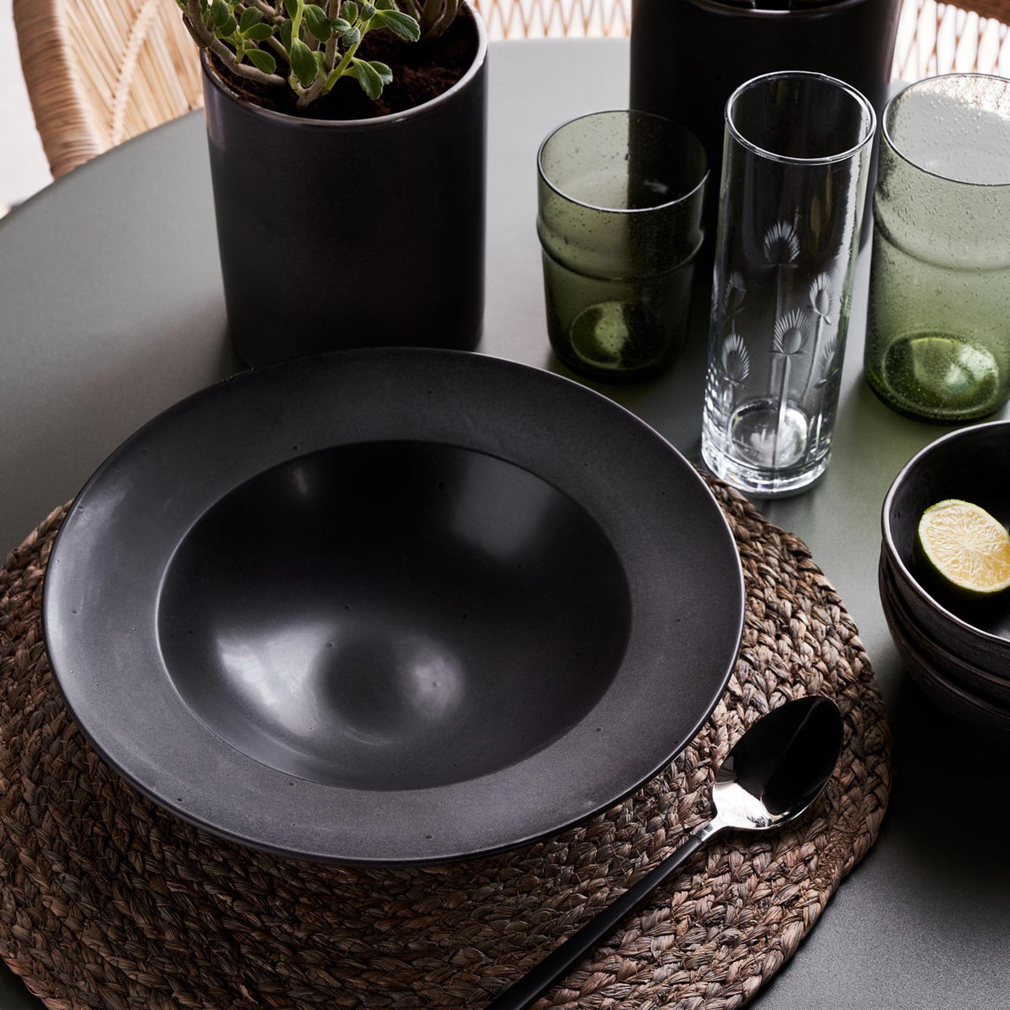 Entdecke die Rustic Geschirrserie von House Doctor: handgefertigt, erdige Farben, rustikale Eleganz. Ideal für jeden Anlass!