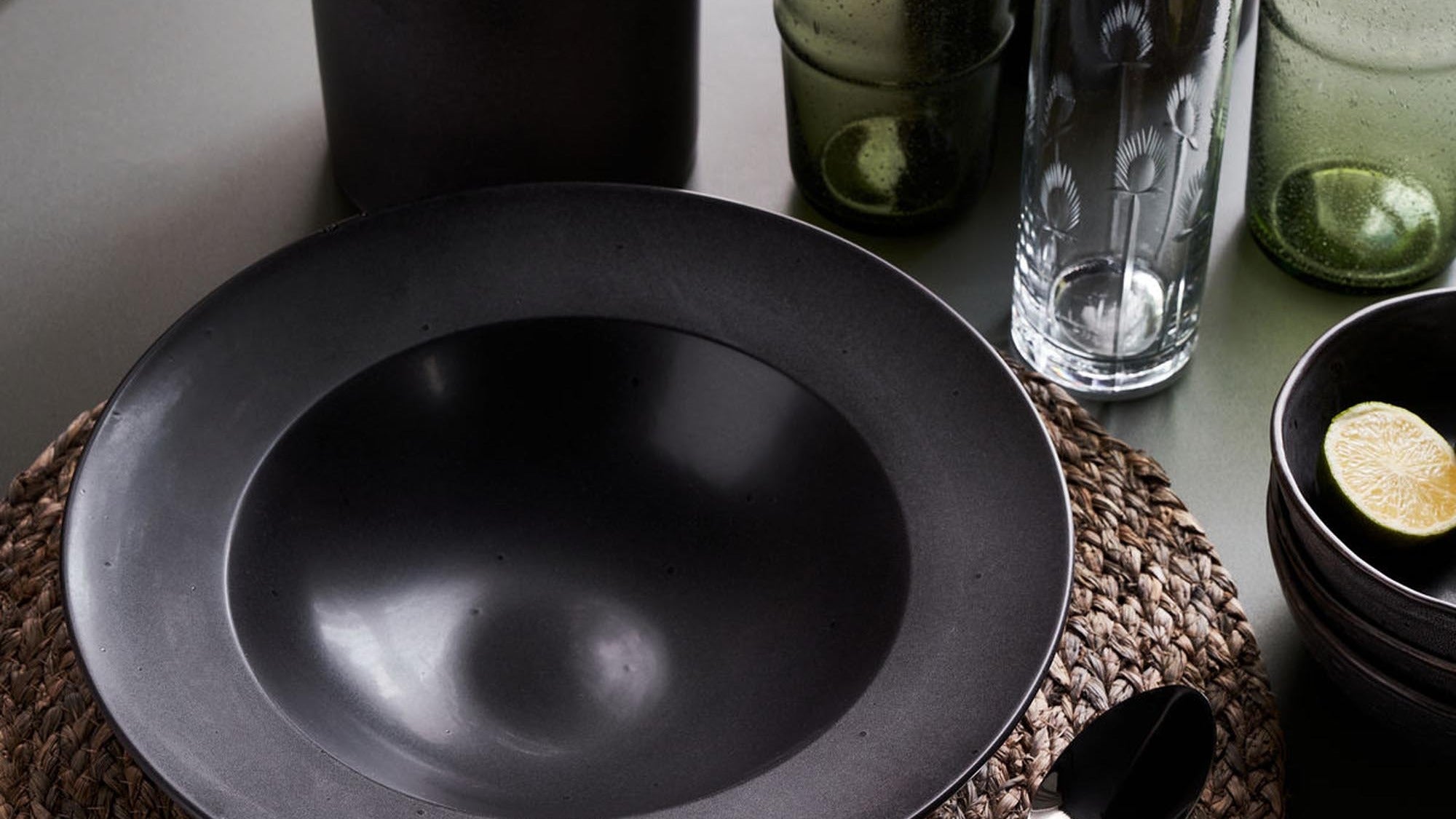 Entdecke die Rustic Geschirrserie von House Doctor: handgefertigt, erdige Farben, rustikale Eleganz. Ideal für jeden Anlass!