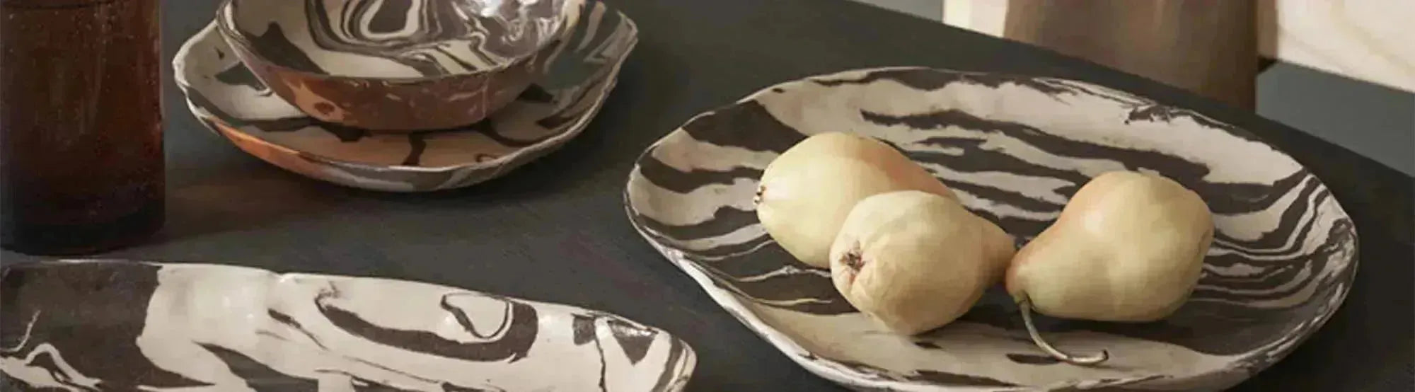 Elegantes Geschirr der Ryu-Serie von Ferm Living: matte Ton-in-Ton-Steingut, organische Formen, spülmaschinen- und mikrowellengeeignet, minimalistisch.