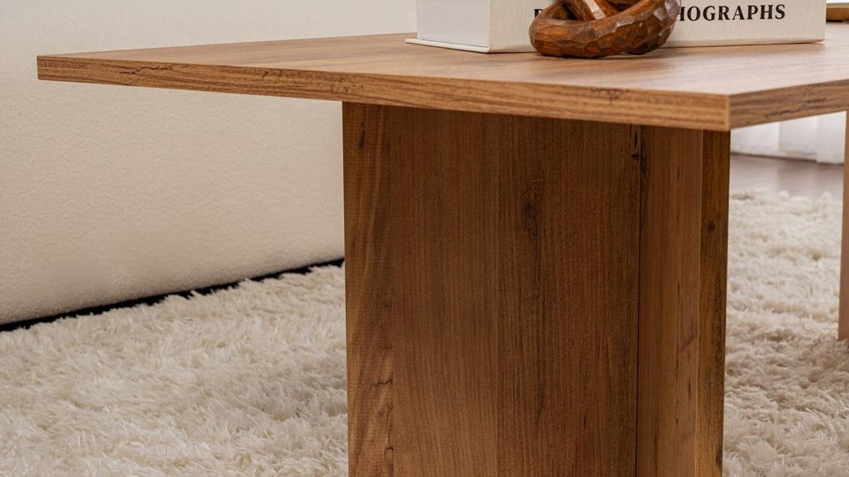 Elegante Mode aus der Sabin Kollektion von Nordure, inspiriert von skandinavischem Design und zeitloser Ästhetik.