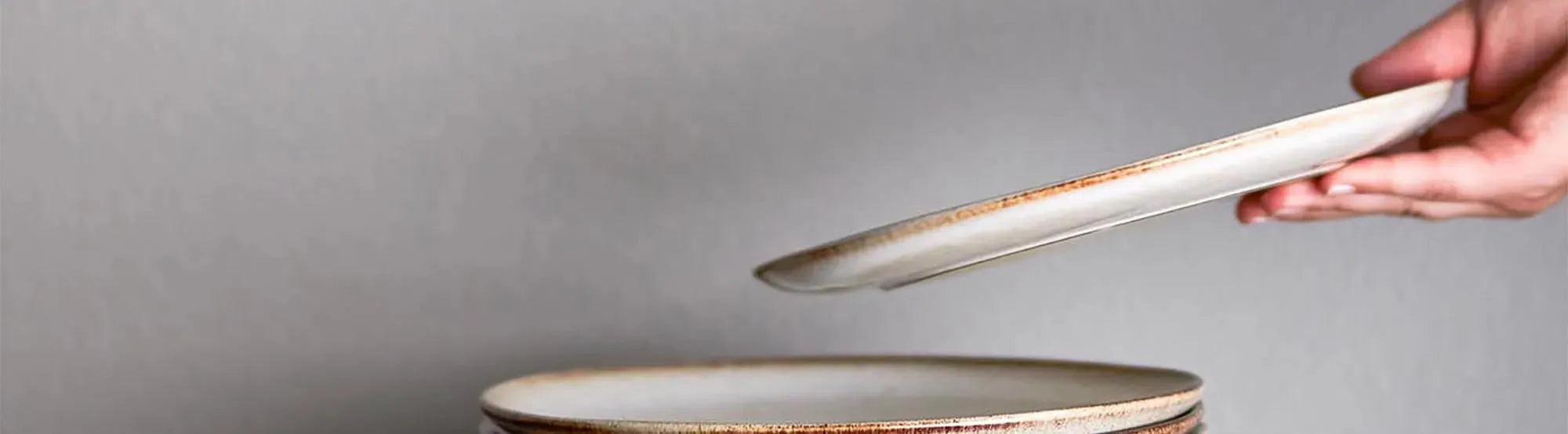 Entdecke das elegante Geschirrset Sandrine von Bloomingville. Skandinavisches Design, handgefertigte Ästhetik, vielseitig für jeden Anlass.