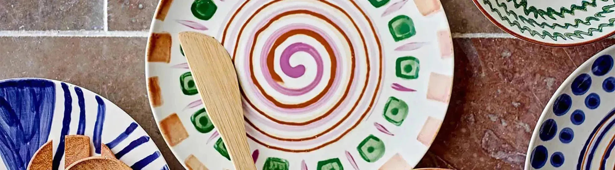 Entdecke das elegante Geschirrset Shama von Bloomingville: Handgefertigt, in sanften Erdtönen, ideal für stilvolle Tischdekoration und jeden Anlass.