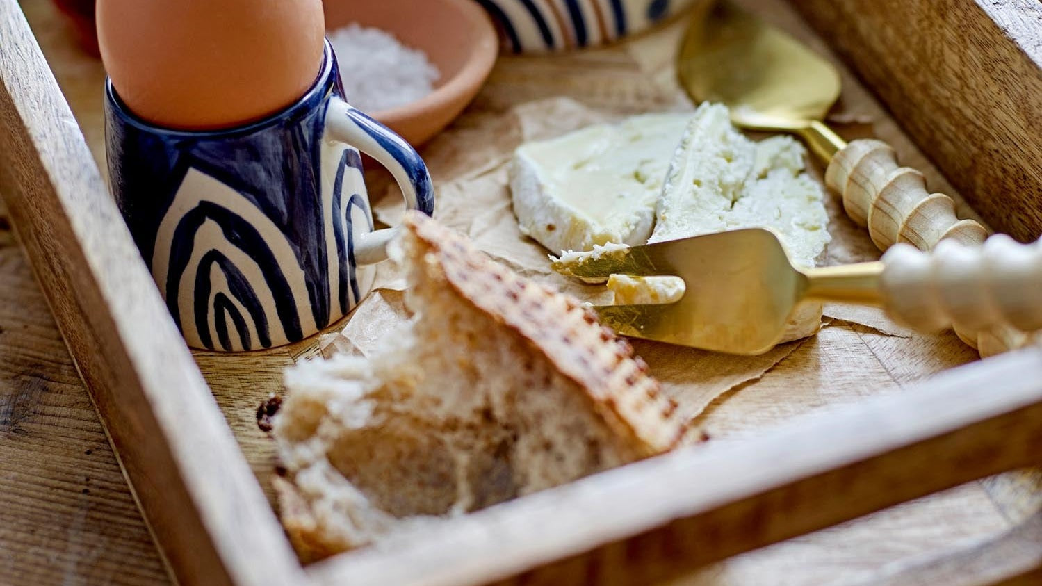 Entdecke das elegante Geschirrset Shama von Bloomingville: Handgefertigt, in sanften Erdtönen, ideal für stilvolle Tischdekoration und jeden Anlass.