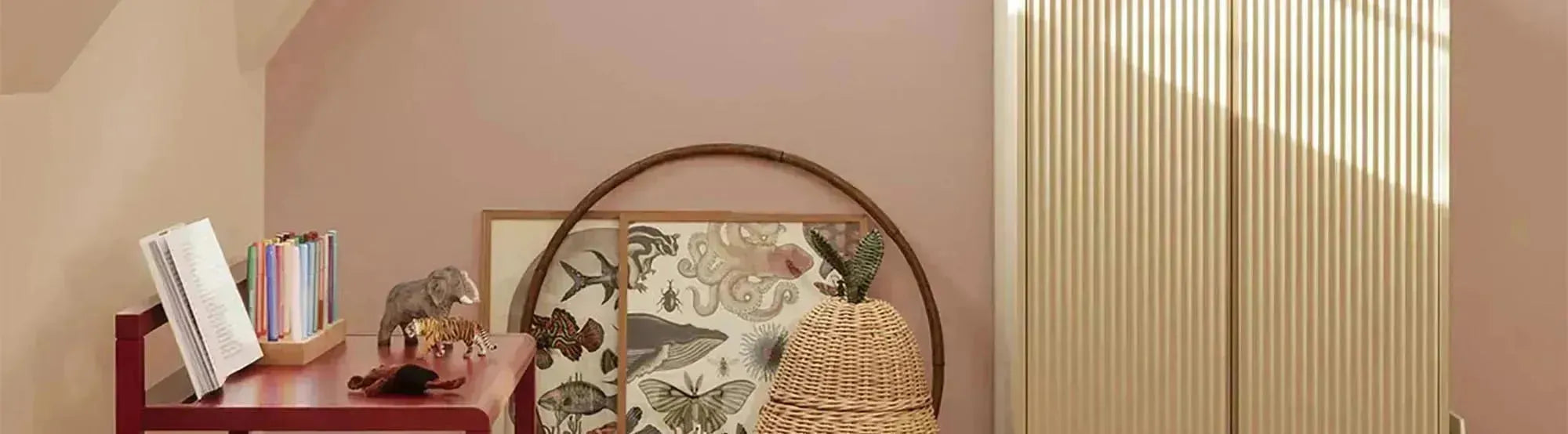 Sill Schrank von Ferm Living in zarten Cashmere- und Olive-Tönen mit gerillten Fronten – stilvolle Aufbewahrung für Flur, Schlafzimmer oder Kinderzimmer.