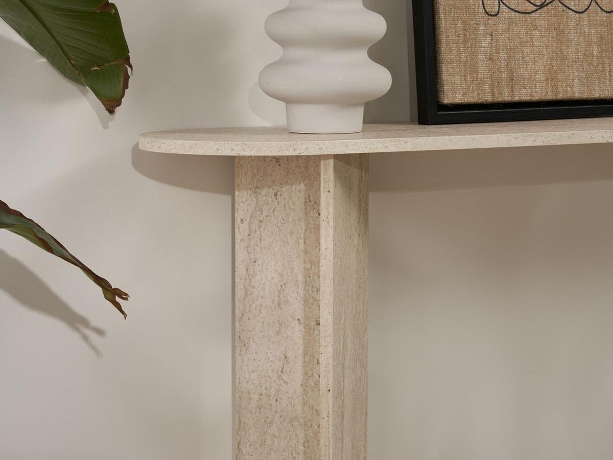 Elegante Sira Kollektion von Nordure: stilvolle Accessoires in sanften Farben, ideal für jeden Anlass.