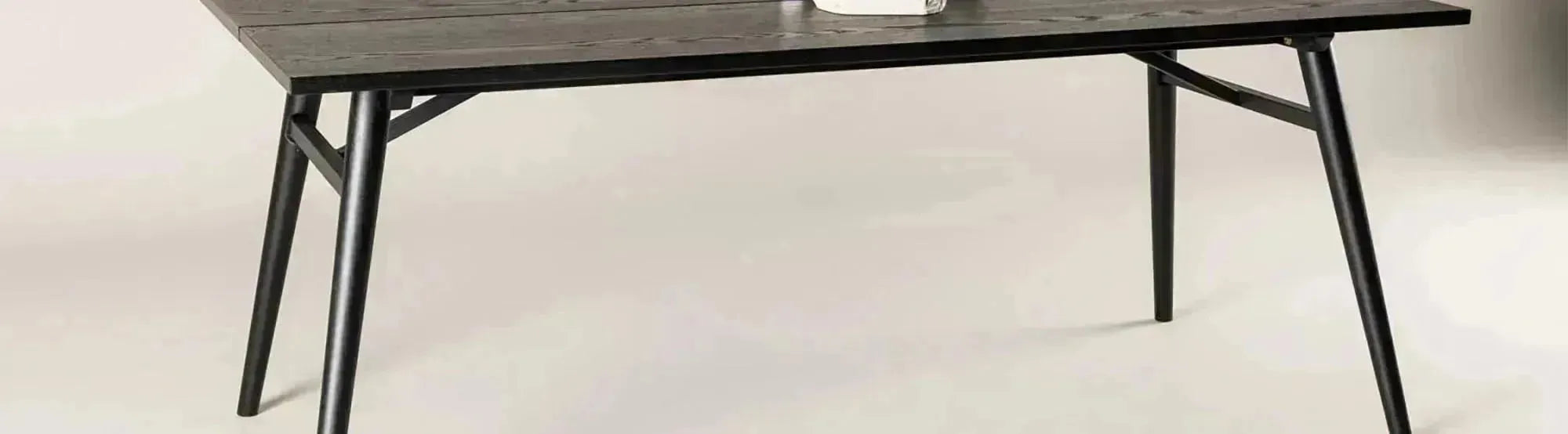 Sleek Ausziehbarer Tisch von Venture Home: Moderner, langlebiger Esstisch mit cleverem Ausziehmechanismus für flexible Raumnutzung.