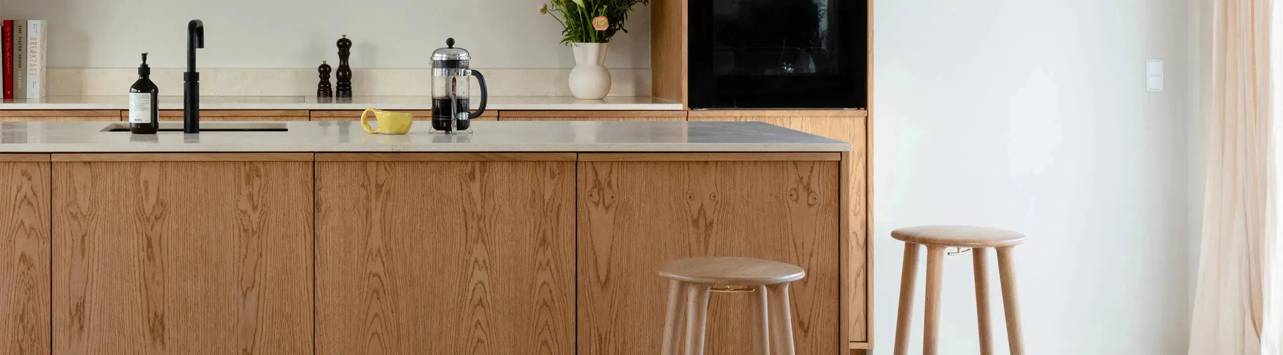 Elegante Barhocker The Socialite von Umage – skandinavisches Design, ergonomisch gepolstert, Holzbeine, vielseitig, stilvoll und gemütlich.