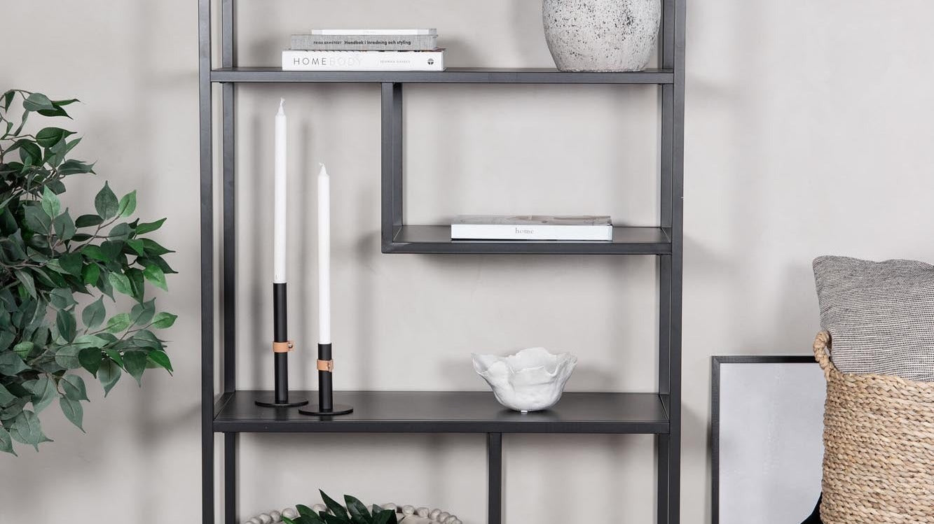 Entdecke die Staal-Kollektion von Venture Home: stilvolle Beistelltische und Regale, die modernen, industriellen Charme in dein Zuhause bringen.
