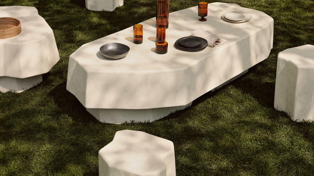 Entdecke die stilvollen Sofatische der Kollektion Staffa von Ferm Living. Ideal für drinnen und draussen, vereinen sie elegantes Design mit Funktionalität.