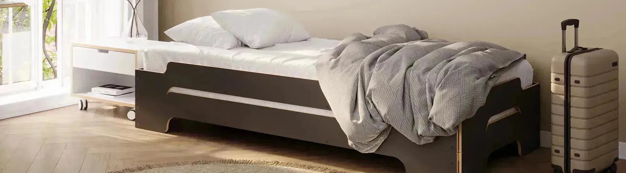 Entdecke die Stapelliege von Müller: Flexibles Schlafen für dein Schlafzimmer. Schlichte Eleganz, hochwertige Materialien und vielseitige Designs für kleine Räume.