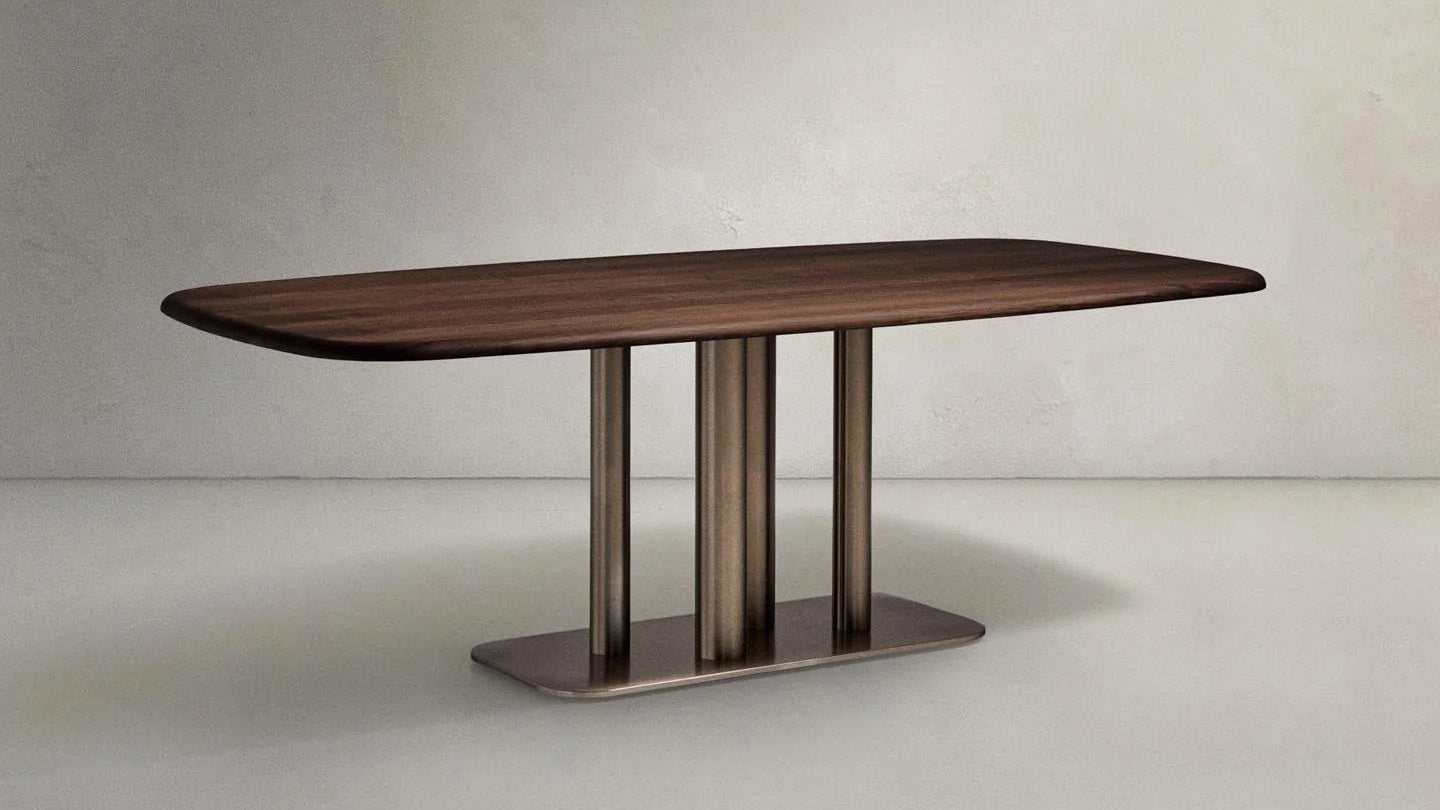 Architektonische Tische aus Nussbaum und Metall, vielseitig rund oder eckig, stilvoll für modernes Wohnen und stilvolle Ess- oder Bürolösungen.