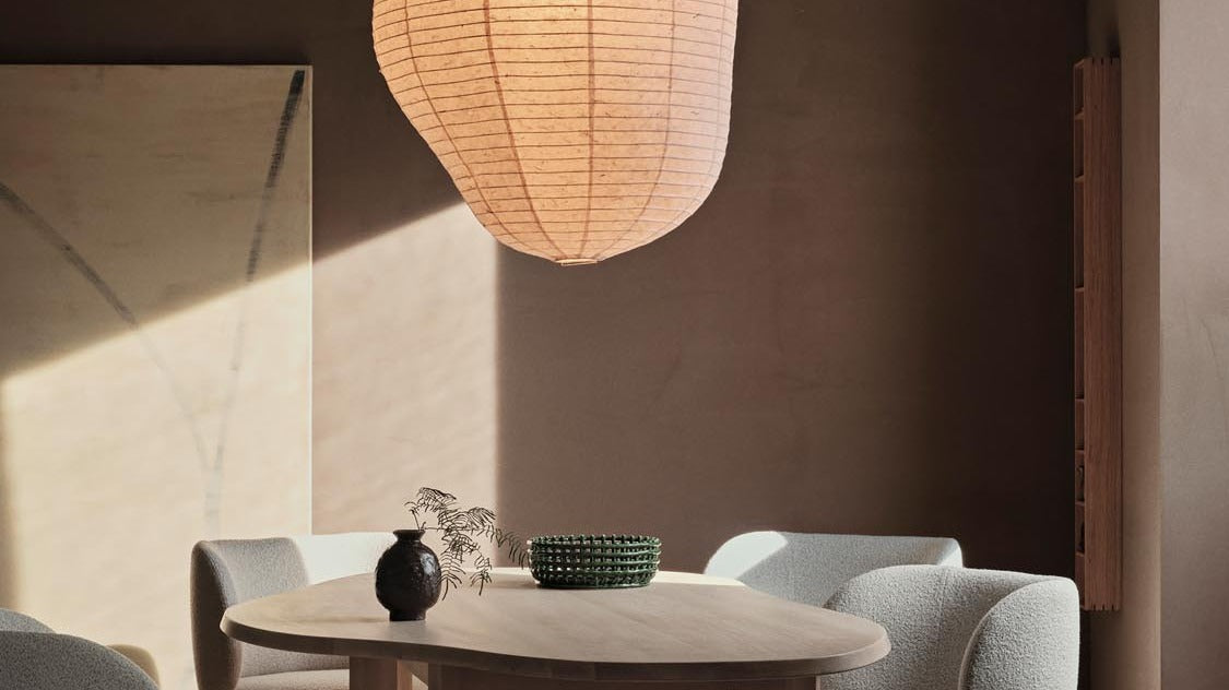 Entdecke die Tarn-Kollektion von Ferm Living: elegante, funktionale Tische mit skandinavischem Design, ideal für dein Zuhause.