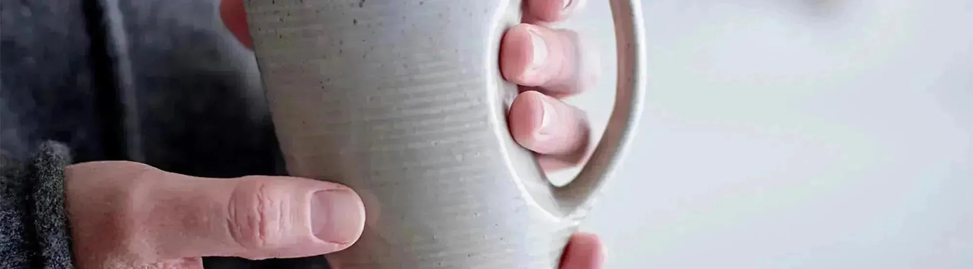 Entdecke die elegante Taupe Geschirrkollektion von Bloomingville. Zeitloses Design, erdige Farbtöne, ideal für stilvolle Dinner und gemütliche Anlässe.