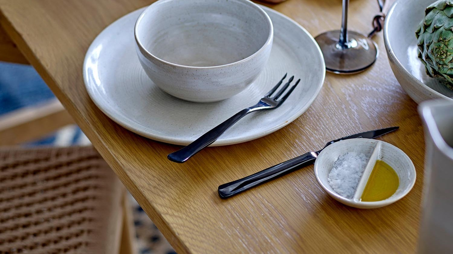 Entdecke die elegante Taupe Geschirrkollektion von Bloomingville. Zeitloses Design, erdige Farbtöne, ideal für stilvolle Dinner und gemütliche Anlässe.