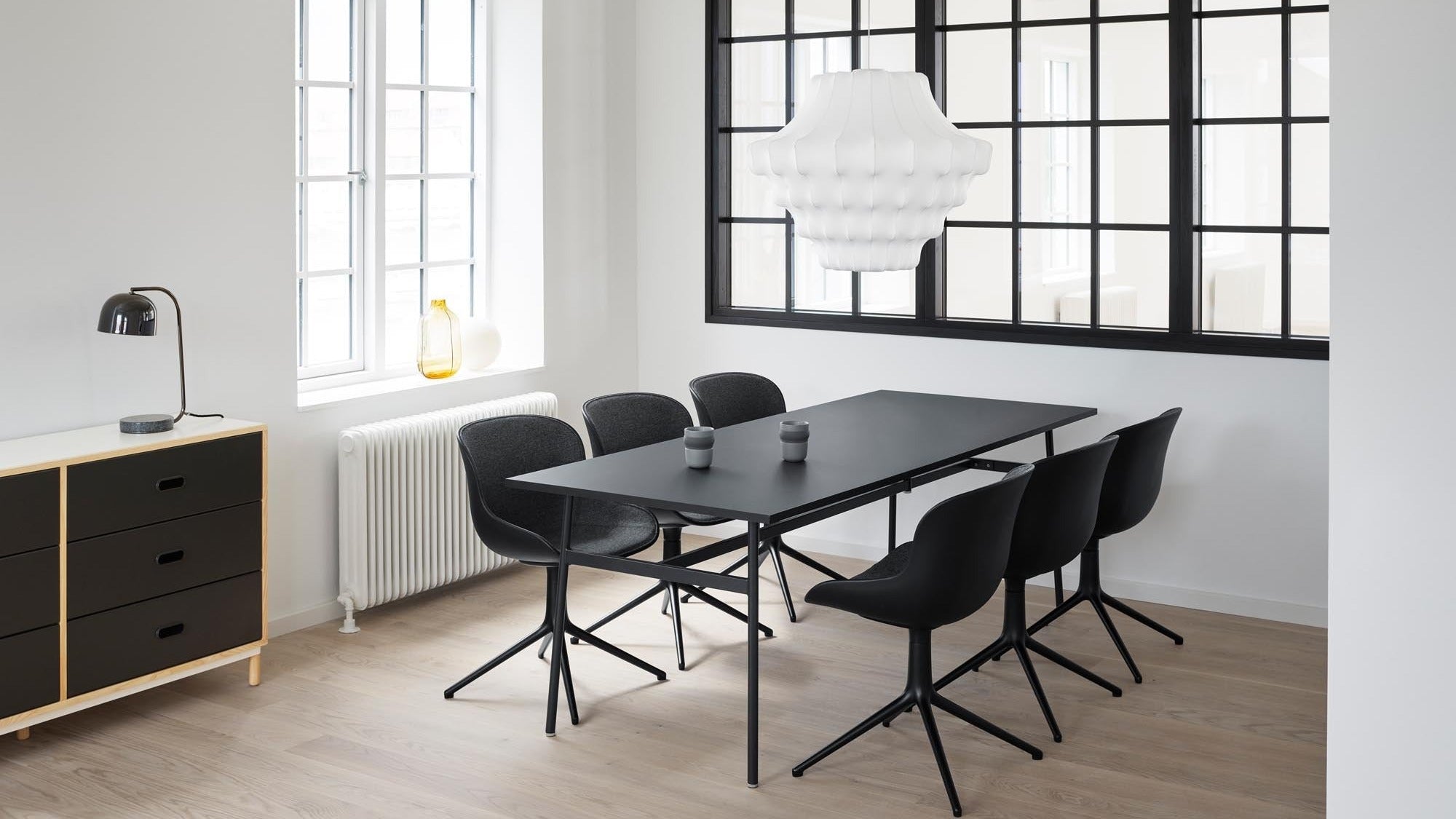 Entdecke die Union Kollektion von Normann Copenhagen: flexible Tische für jeden Raum, ideal für Esstische, Schreibtische und Hochtische. Skandinavisches Design trifft Funktionalität.
